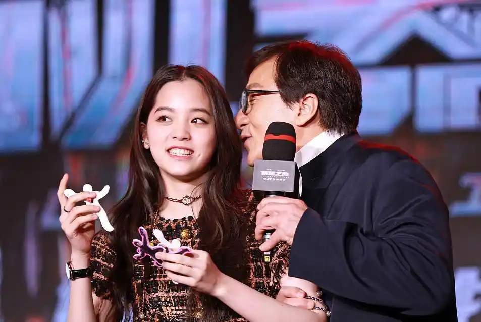 欧阳娜娜成龙出席活动,晋升最新龙女郎,现场互动油腻十足!