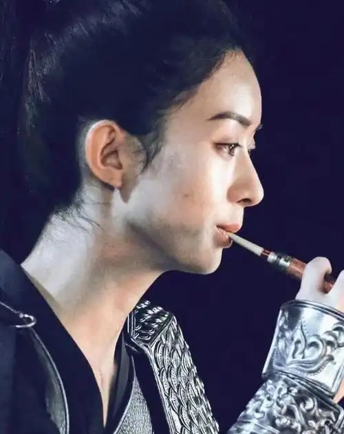 赵丽颖侧脸展现完美"鼻子"!