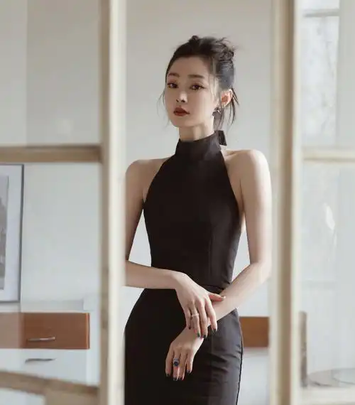 宋轶黑色瘦身连衣裙写真,灵动优雅,娇俏可人!__财经头条