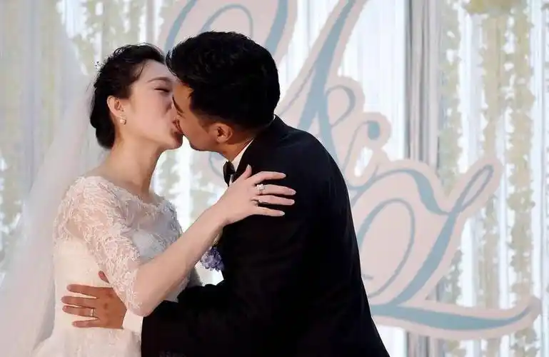 花滑名将挺孕肚大婚 和男友相识3月领证