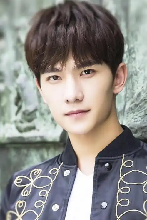 西装已经过时了,现在流行杨洋的"桌布衣",瞬间年轻10岁