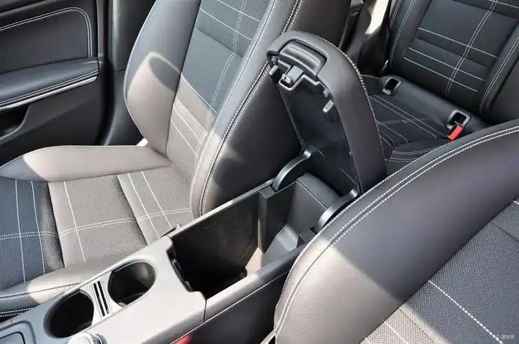 【奔驰gla(进口)2015款200前排中央扶手箱空间汽车图片-汽车图片大全