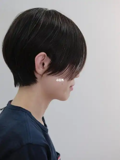 后脑勺饱满短发