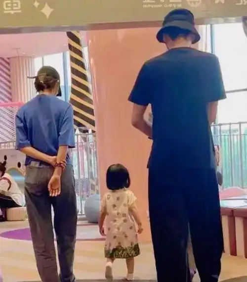 张若昀唐艺昕带孩子旅游,陪女儿坐旋转木马,一家人幸福满满