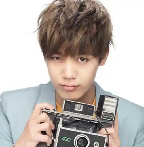 呆萌帅气男生蓬松离子烫