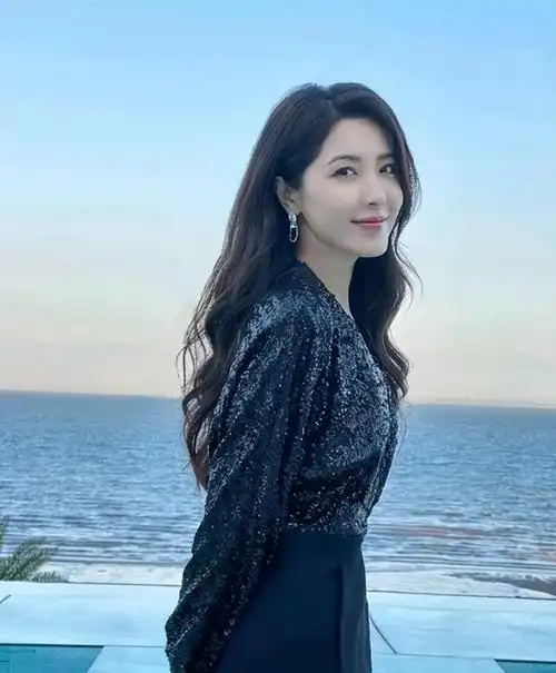 曾黎,这位被赞誉为"中戏最美校花"的女神,曾经以她的魅力迷倒了无数