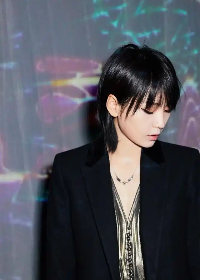 周笔畅西装短靴帅气造型亮相尼龙西南社团节,网友:好有范