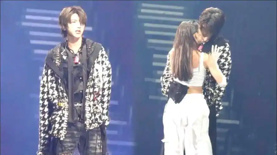 蔡徐坤演唱会与女舞者借位吻舞台效果拉满太撩人女友粉直呼看哭了