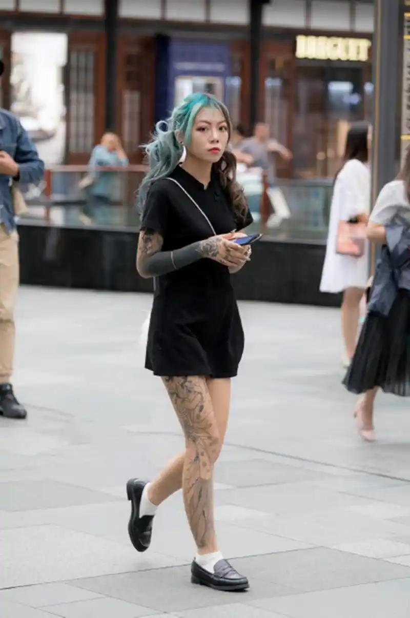 街拍:图1和图4美女的纹身,你更喜欢谁的?