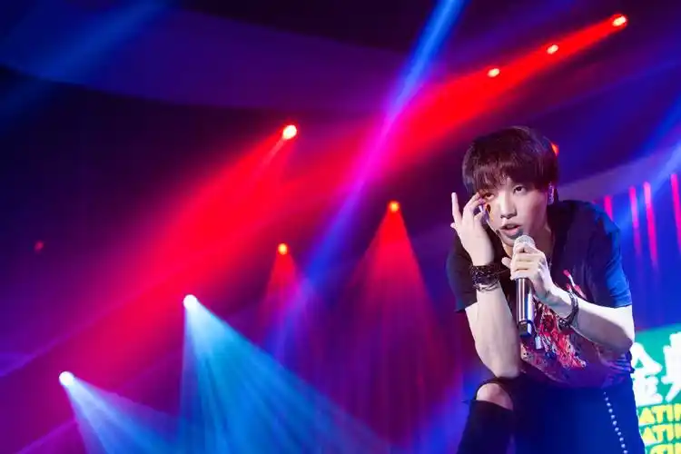 华晨宇《歌手2》帅气高清图片