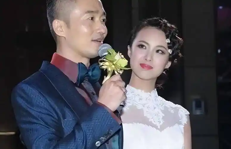 多年后,程雷与小18岁妻子结婚,陈辰也与爱人低调而幸福地生活.