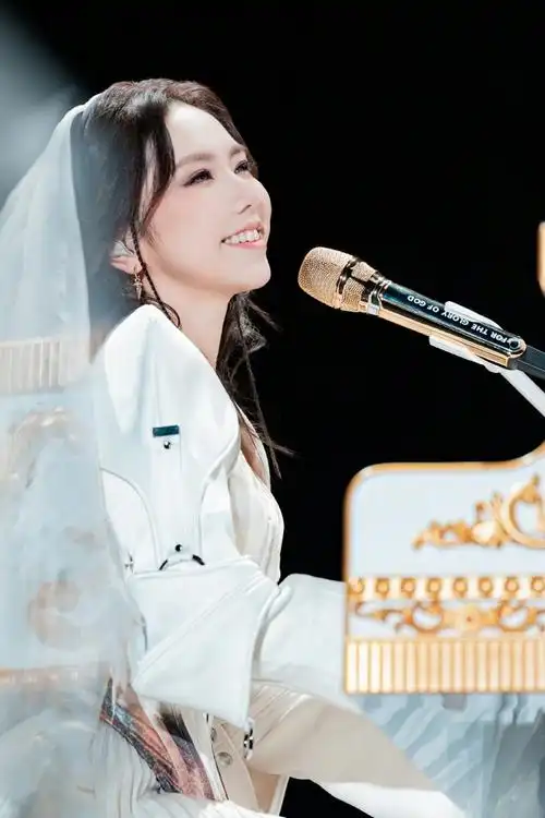 邓紫棋和其他邓紫棋##各地邓紫棋竞相三开体育场