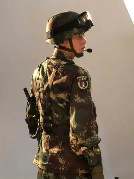 英姿飒爽的兵哥哥来啦壹峰信分享李易峰迷彩军装生图