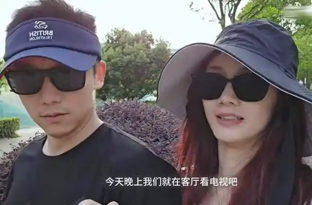 郑恺与苗苗庆祝结婚纪念日,互送礼物接地气,一家四口露营好温馨