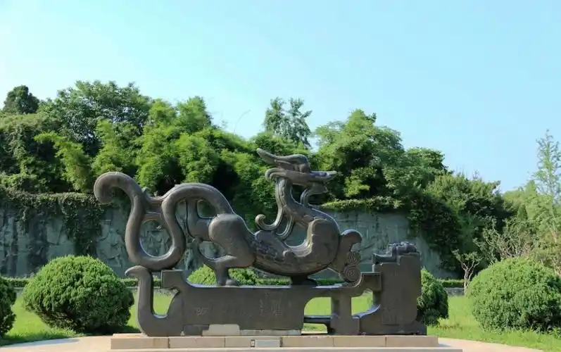 西周有大量身负羽翼龙纹器皿,乃至青龙在先秦纹饰中也有羽翼,一说应龙