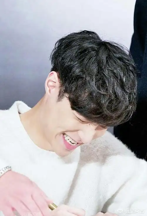 张艺兴的笑容给你什么样的感觉