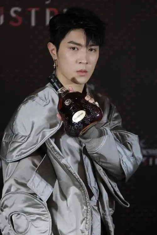 马伯骞未来感银色外套帅气前卫分享thatsok创作理念