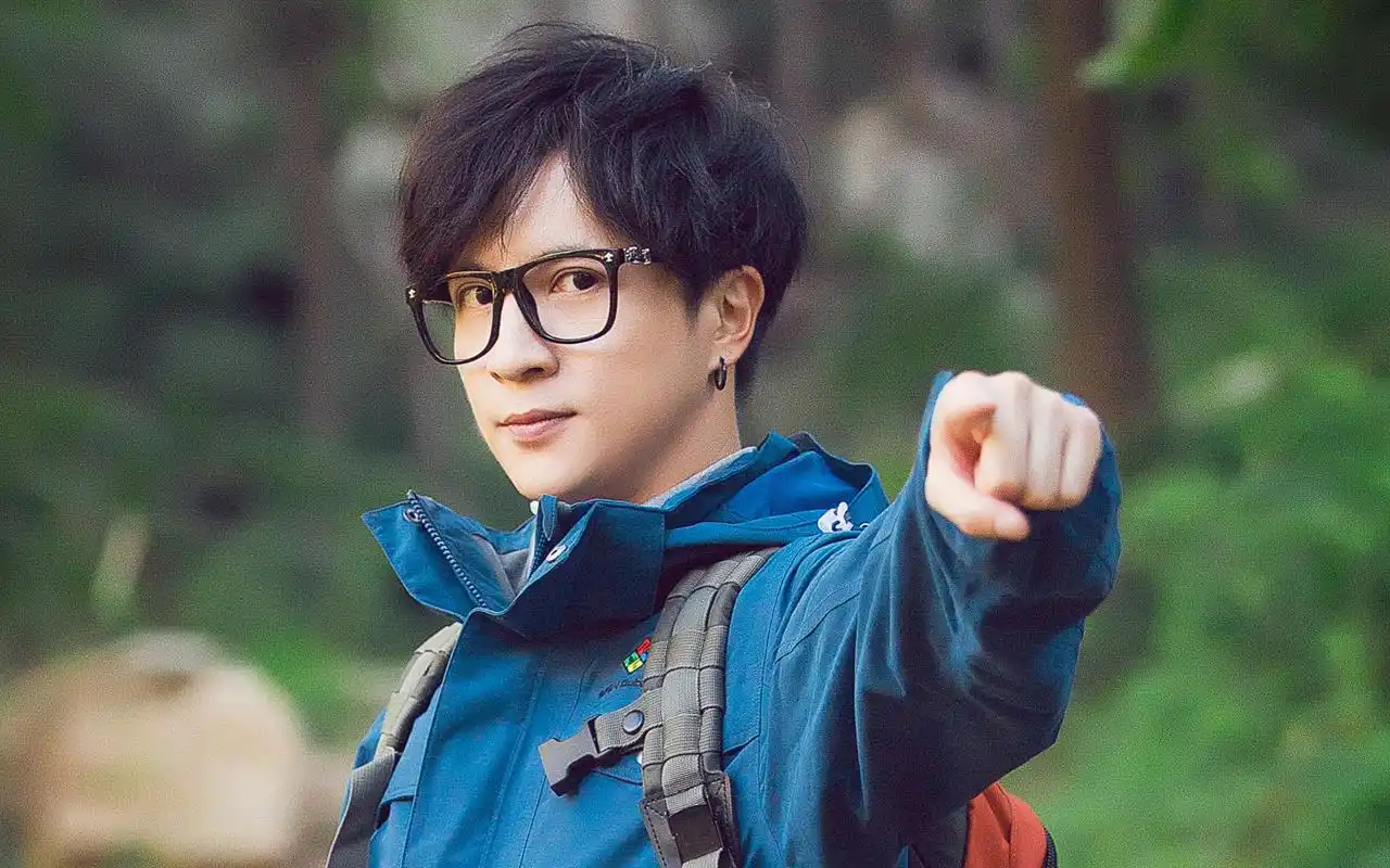 薛之谦户外登山帅气写真高清桌面壁纸