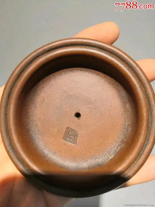 0次进行点评点评:0浏览量:备注:民国时期,宜兴紫砂壶,盖子及底部有款