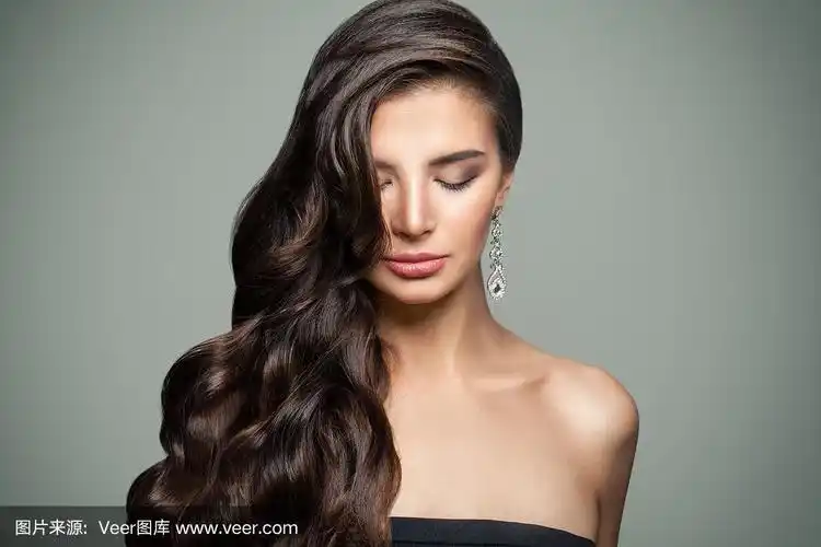 黑发女人,健康的长卷发.黑头发女模特