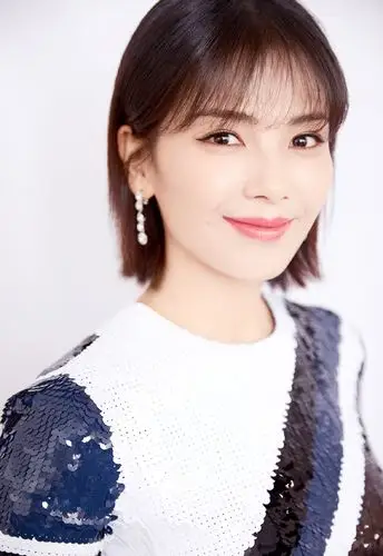 原创刘涛一款短发搭配一条白色条纹连衣裙,减龄又时尚,美得不像话