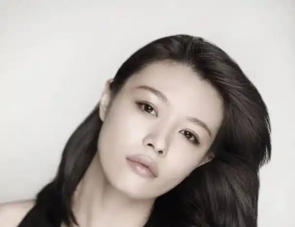 汪峰大女儿汪曼熙近照鼻子高挺五官精致有时妆容却被槽显老