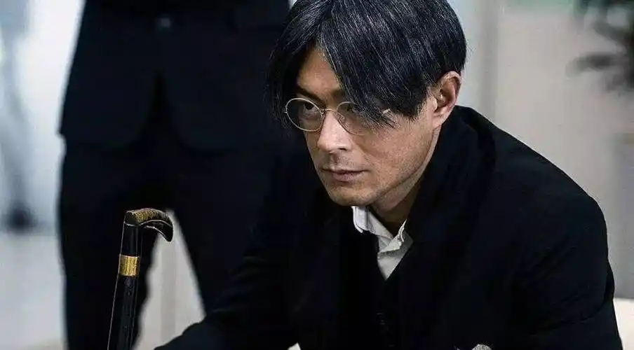 一开始还以为古天乐走错片场.