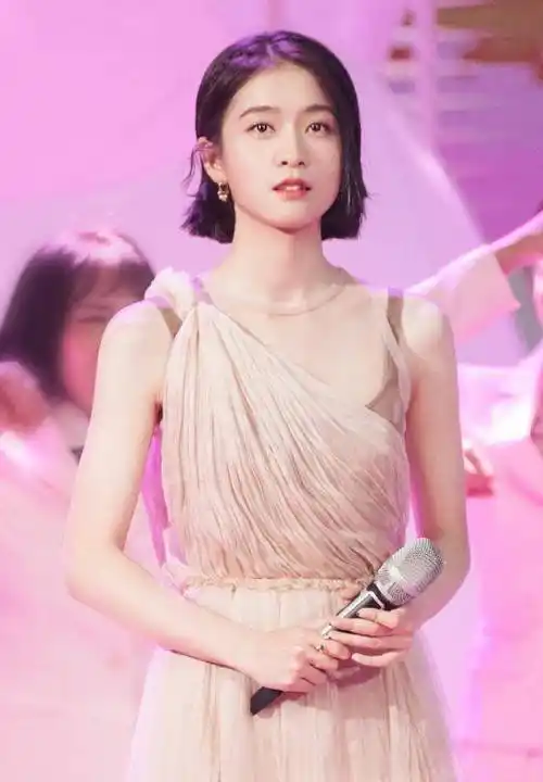 张雪迎剪波波头短发比关晓彤还美,身穿百褶连衣裙,居然意外走红_造型