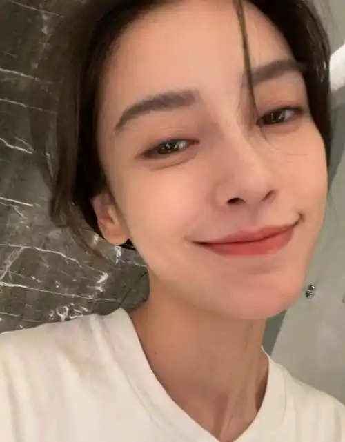 angelababy原相机自拍,眼周皱纹尽显_网友_镜头_迪丽热巴