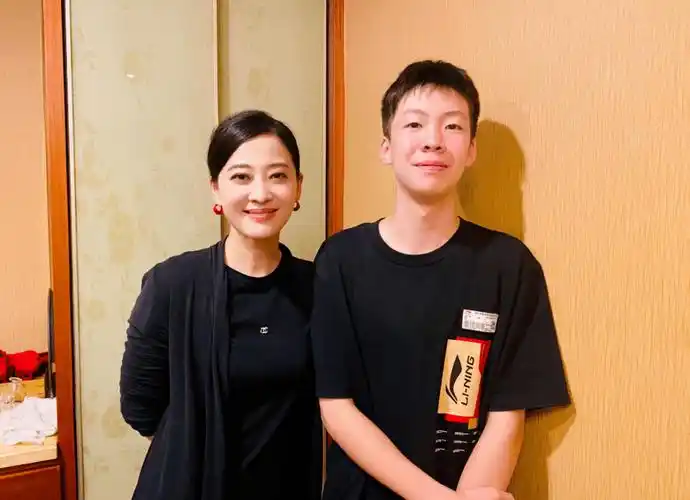 梅婷晒照为侄子中考加油,侄子高她半头身高近一米八,姑侄俩超像_曾剑