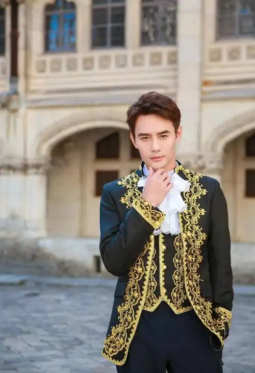 王凯棕色头发梳三七分发型搭贵族王子礼服挺搞笑颜值高就是好