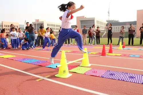 指压板接力赛 痛并快乐着!家长热身操 动起来!