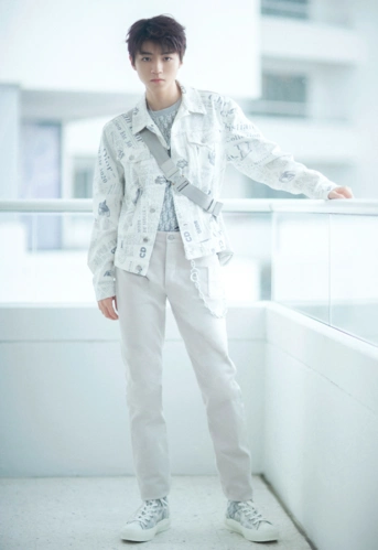 王俊凯戴口罩出街谁注意到他脚上的袜子男生也会这样穿