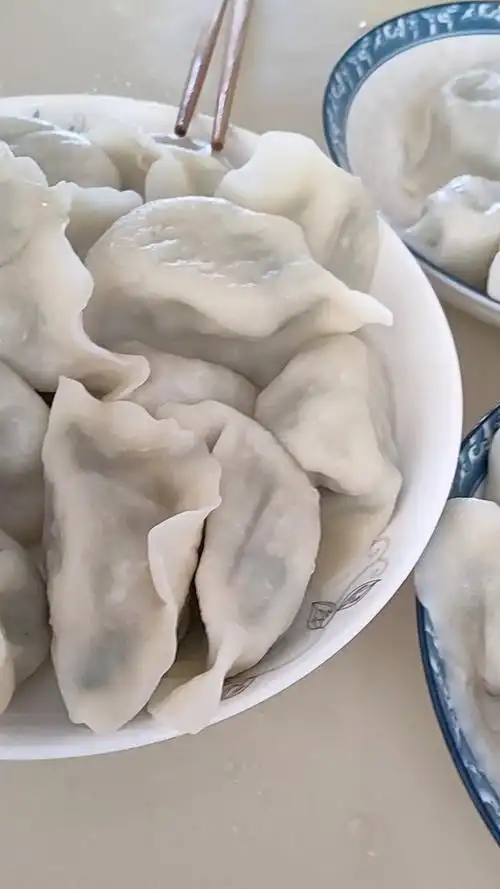 饺子馅三鲜有:猪肉买回来洗一下,切成肉末.韭菜洗净控干水,切成碎末.