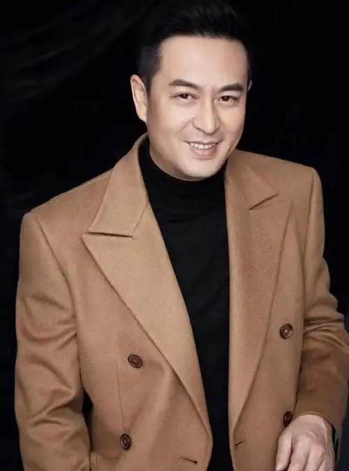 张嘉译最新照片曝光头发斑白弓腰驼背病痛让他须倚人搀扶