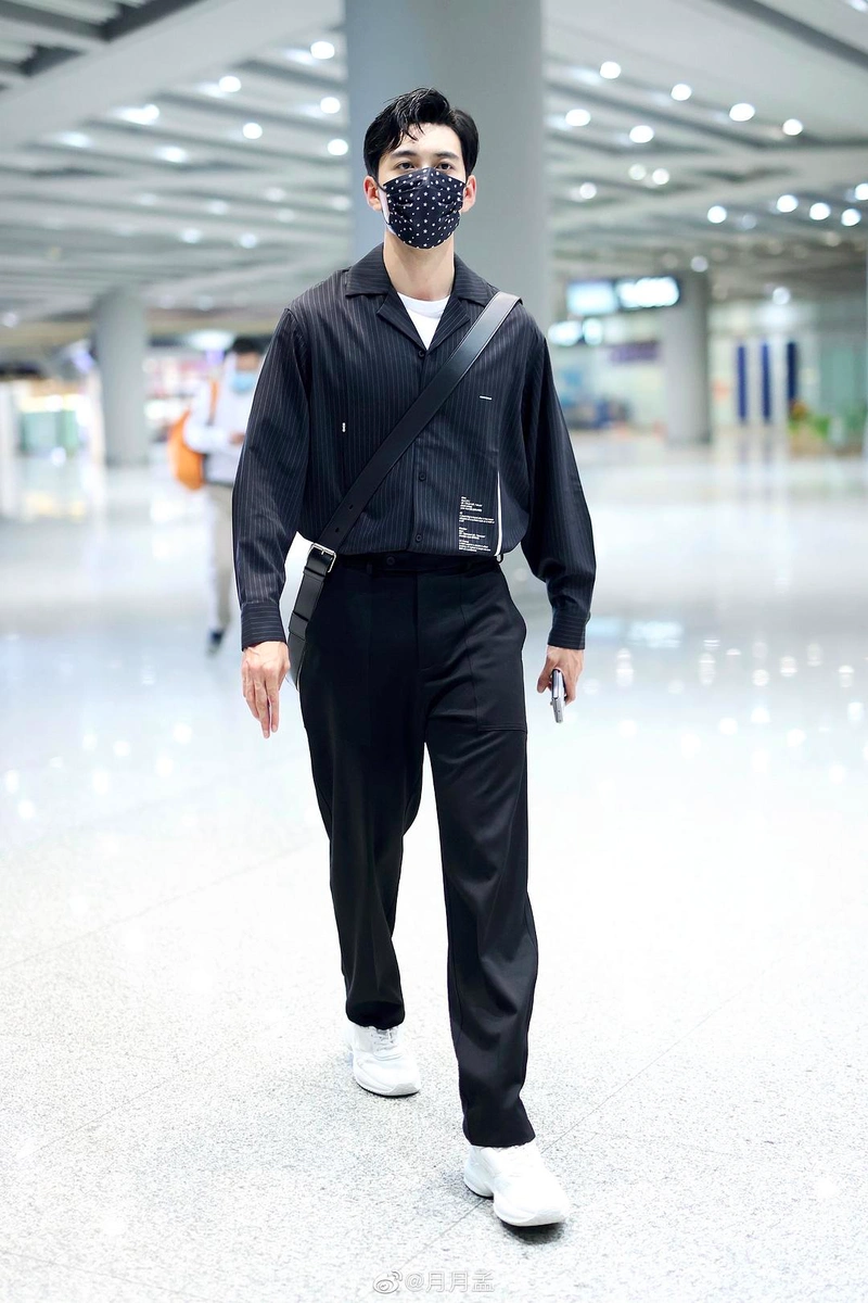 男明星最新机场穿搭,龚俊最简单大方,马天宇腿又细又白太优越了