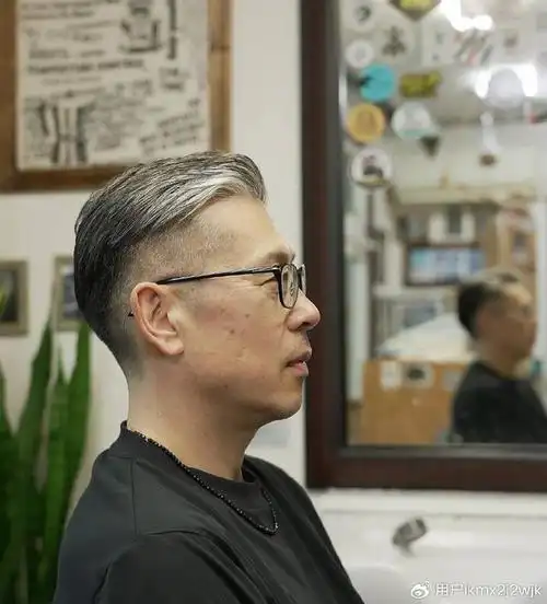 55 岁以上男士,剪两侧铲短发型,焕发动人魅力