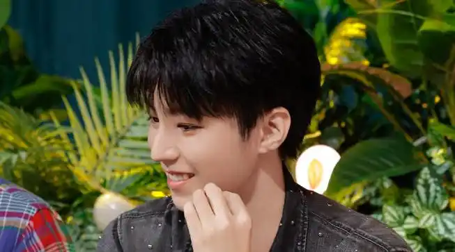 王俊凯用重庆话夸何炅##王俊凯唱了我们的时光