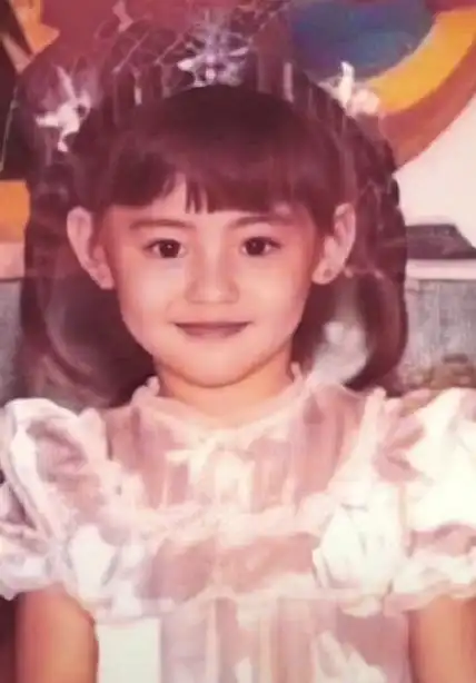 张柏芝晒出自己的童年照,看到以前和现在的对比,才知道啥叫天然