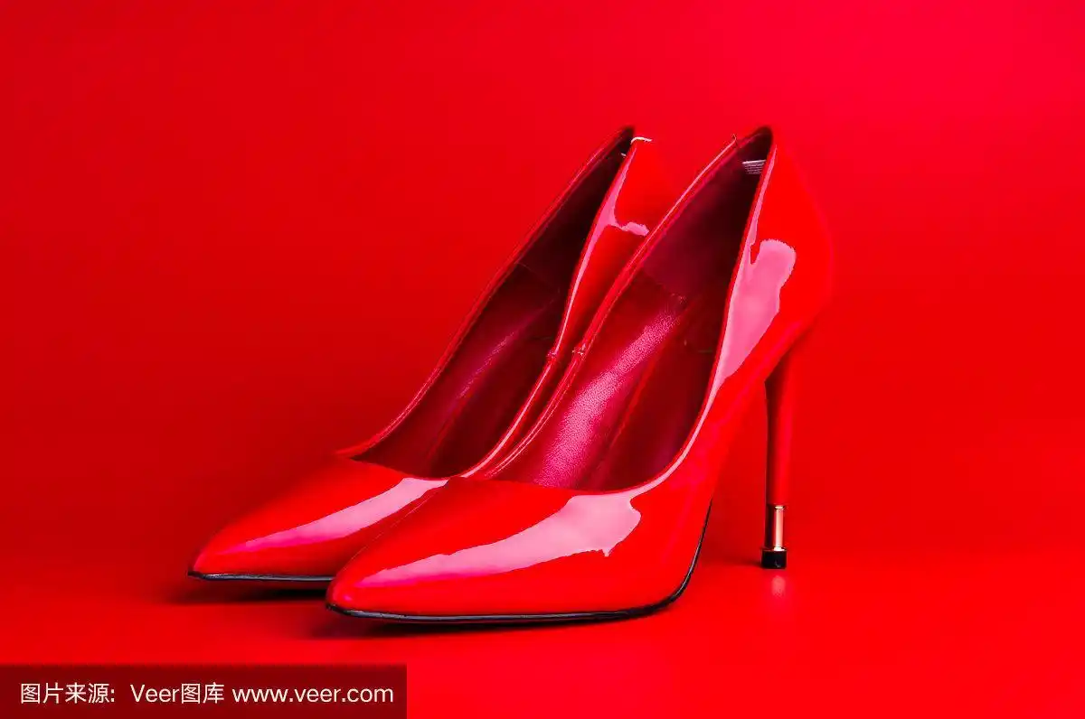 红色高跟鞋的女人鞋在红色的背景