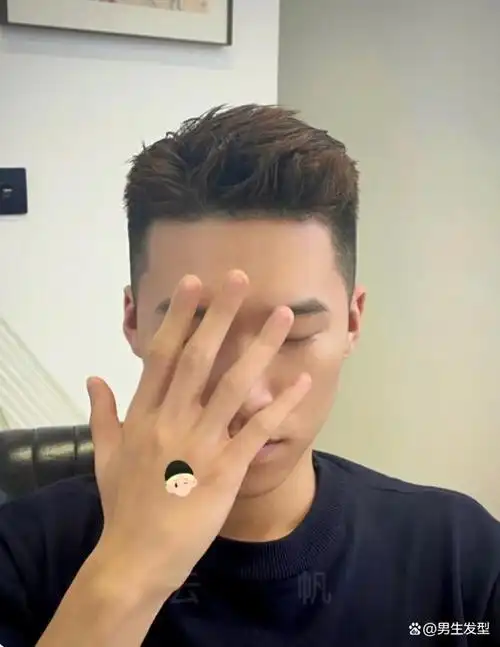 男生夏天适合留"两边推短"发型,这3款造型清爽干净,谁剪谁帅