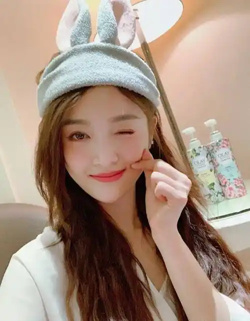 原创吴宣仪罕见紧身牛仔裤写真可爱与时尚于一身这样的女子把心暖化了