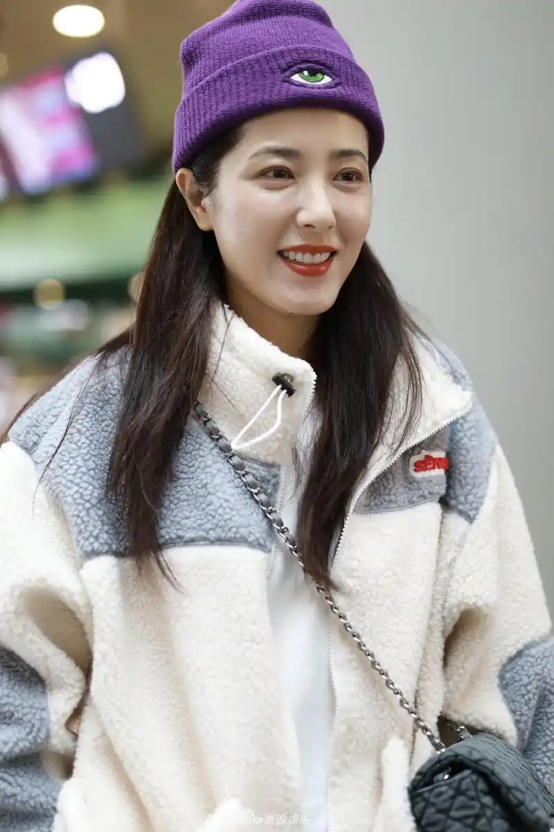 组图:43岁曾黎皮肤白皙对镜甜笑比心 穿毛绒外套造型清新减龄