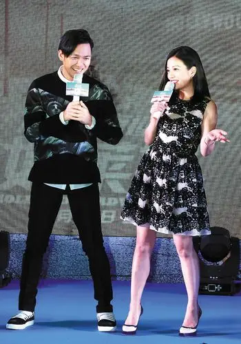 钟汉良被赵薇拍下扁脸照