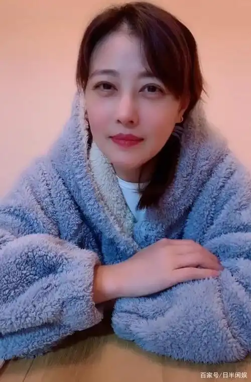 "冻龄女神"周海媚?网友:完全看不出53岁,太美了吧!