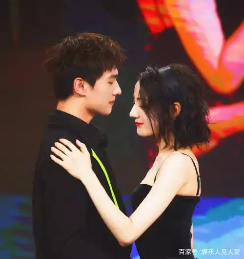 迪丽热巴晒与杨洋合照,亲手喂杨洋吃包子超甜,这波狗粮吃到了!