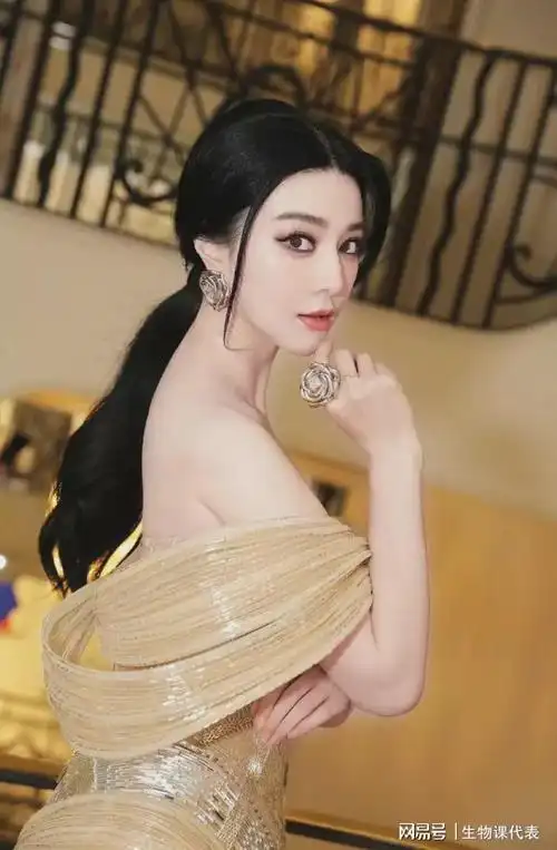 第七套礼服是范冰冰被邀请参加figaro宴会时的穿着,侧面镂空设计,性感