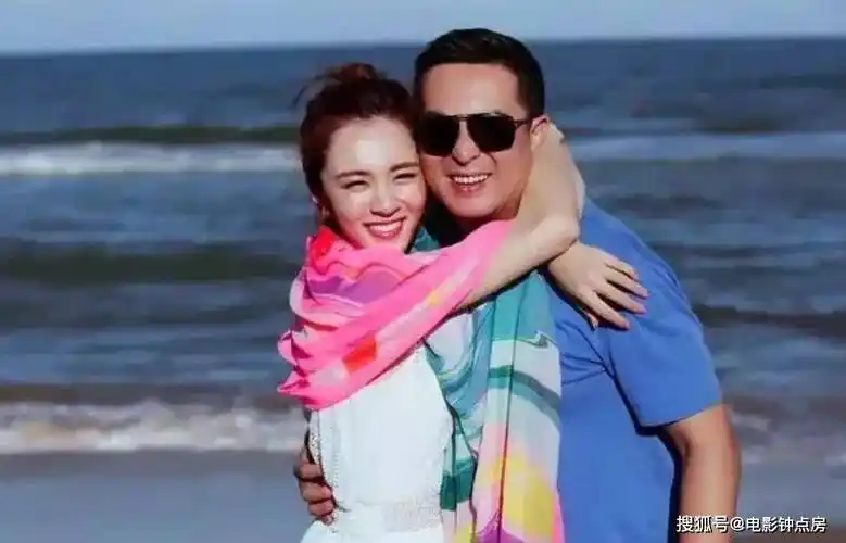 等作品中,王晓晨饰演的角色涉及与年长搭档(如张嘉译,胡歌)的忘年恋或