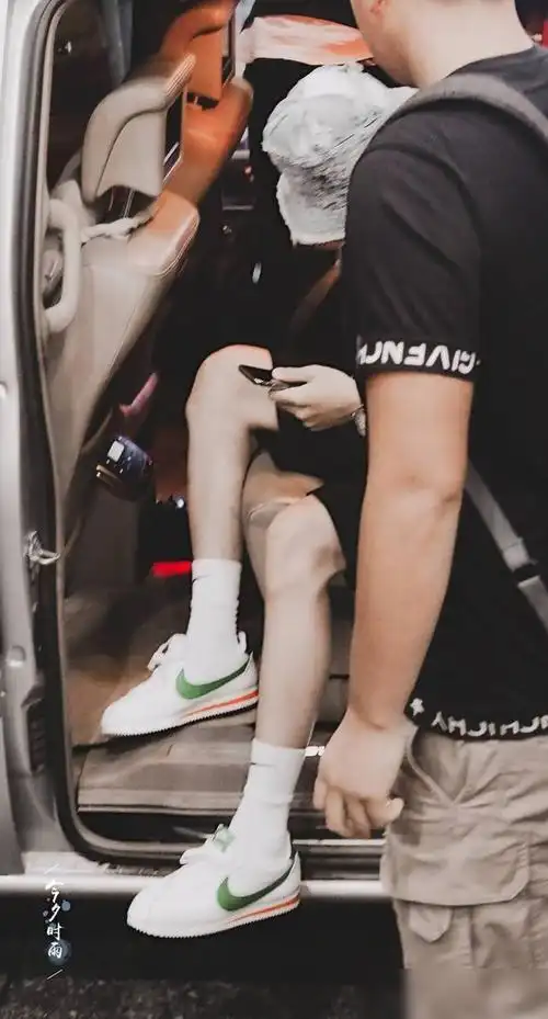 王一博春夏穿搭大赏腿不腿的无所谓重点是凉快