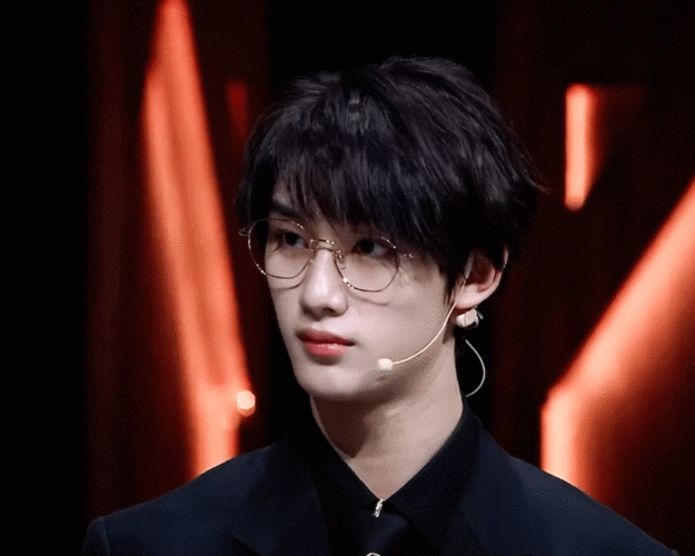 说到金丝眼镜不得不回忆这场,yyds